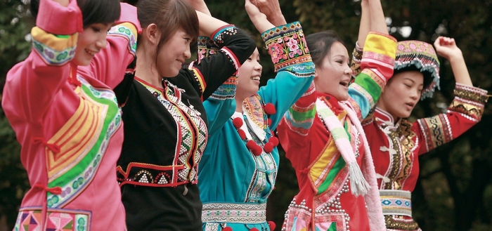 Lagu girls wearing traditional clothes and dancing.